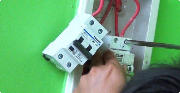 Chống rò điện từ bình nóng lạnh