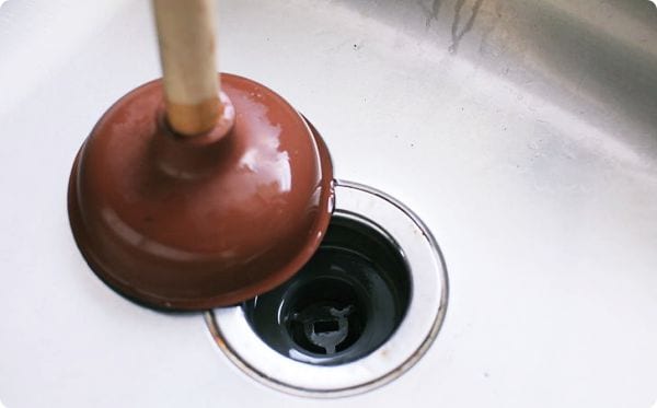 Xử lý ống thoát nước bồn rửa bị tắc