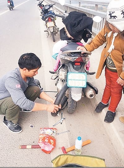 Đội bơm, vá xe miễn phí trên cầu Nhật Tân