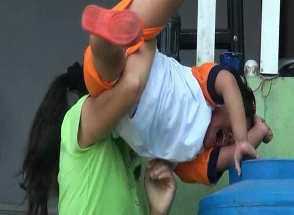 Tìm nguyên nhân giúp việc nhà ở tại nhà bạo hành trẻ em.