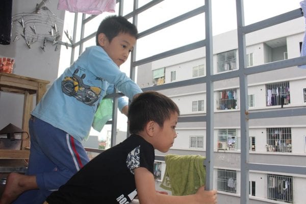 Chung cư ” lỗi ” thiết kế, nguy hiểm rình rập trẻ nhỏ