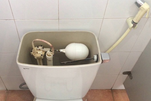 Cách sửa bồn cầu không tự bơm nước hiệu quả
