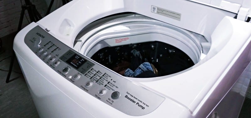 Giặt giũ với máy giặt cửa trên và bột giặt