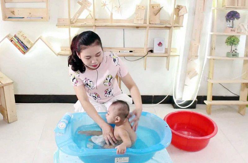 Có một số gia đình có nhu cầu tuyển người giúp việc để chăm sóc trẻ nhỏ