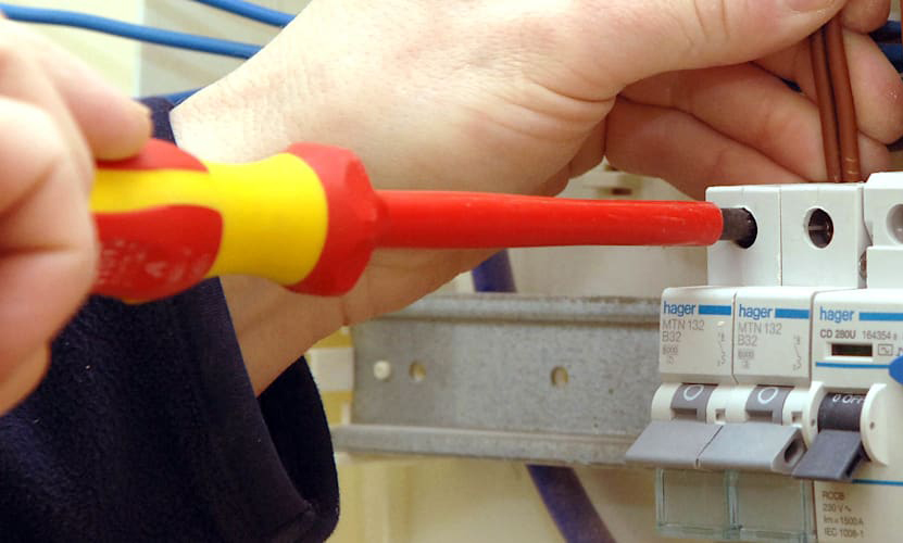 NGUYÊN NHÂN VÀ CÁCH KHẮC PHỤC ĐƠN GIẢN CHO CẦU DAO TỔNG BỊ NHẢY LIÊN TỤC