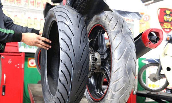 4 dấu hiệu cho thấy bạn cần thay lốp xe máy