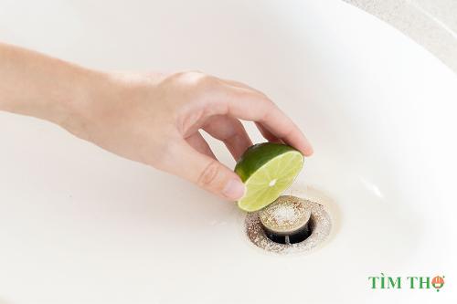Loại bỏ vết gỉ từ nhà vệ sinh, bồn tắm và bồn rửa
