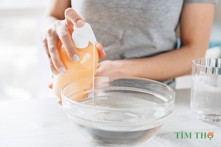 Đổ hai cốc nước và vài giọt xà phòng lỏng vào một chiếc bát