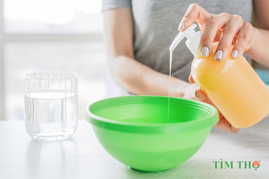 Trộn dung dịch tẩy rửa gồm hai cốc nước ấm và một vài giọt xà phòng dạng lỏng