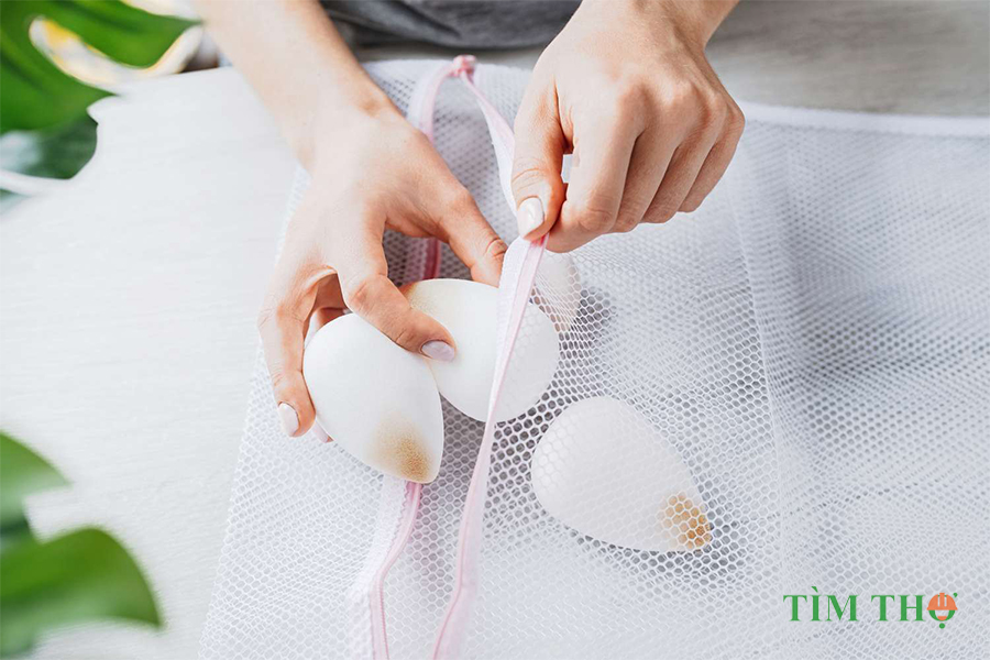 Giặt sạch mút trang điểm bằng máy giặt