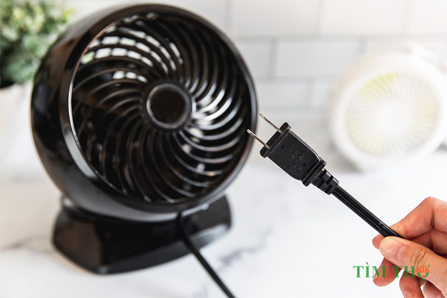 rút phích cắm quạt ra khỏi ổ cắm