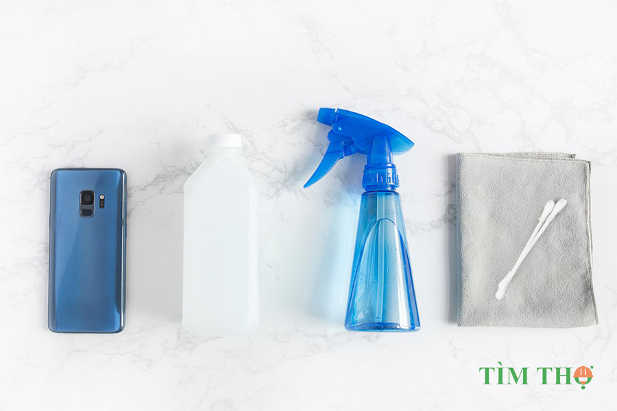 Chuẩn bị dụng cụ vệ sinh điện thoại