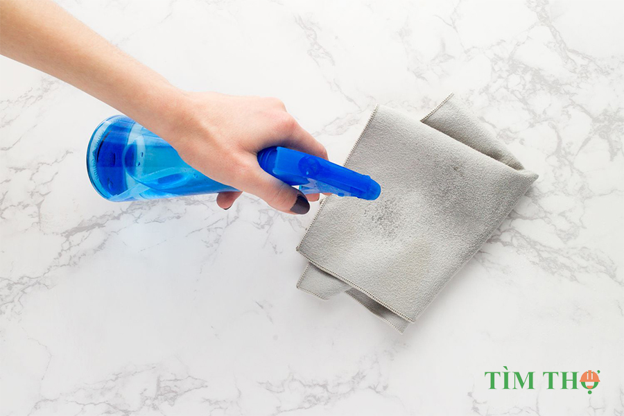 Xịt nhẹ hỗn hợp nước và isopropyl lên một miếng vải sợi nhỏ