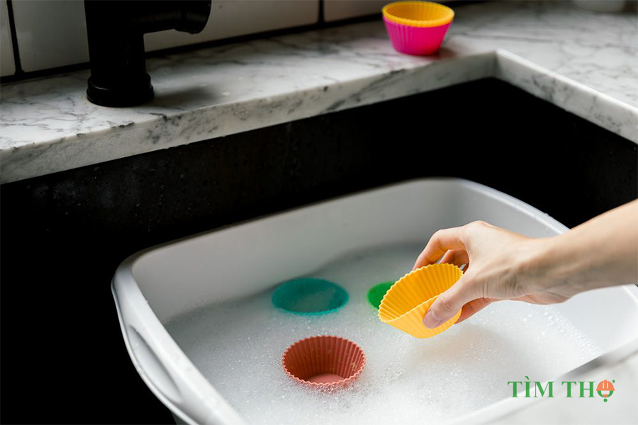 Cách làm sạch dụng cụ nấu ăn bằng silicone