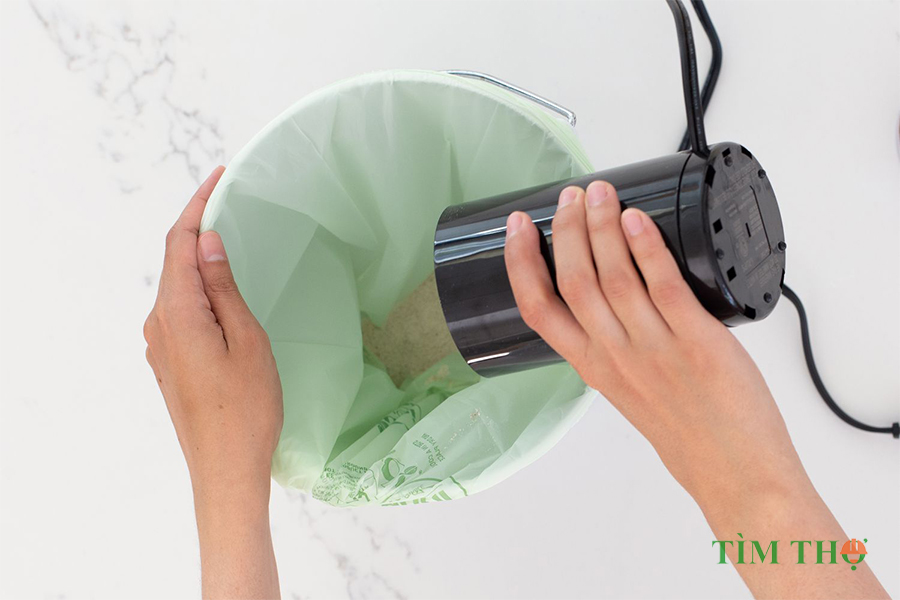 Cách làm sạch máy xay cà phê bằng gạo khô