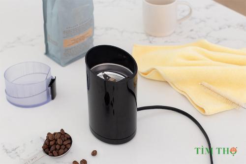 Cách làm sạch máy xay cà phê bằng gạo khô